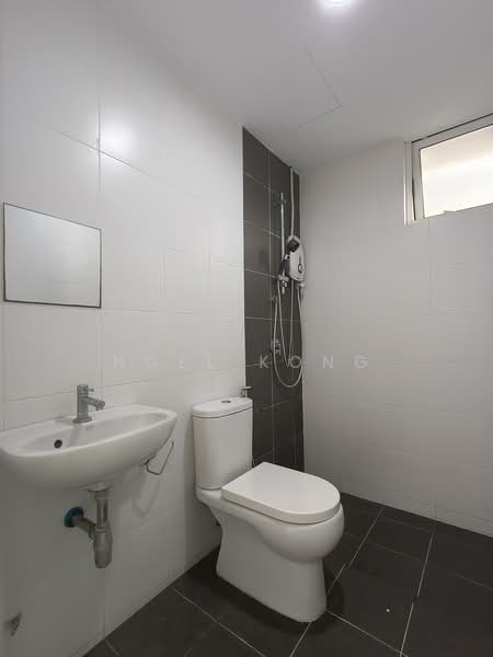 Servis Apartment untuk Dijual di Pacific Place - Noel Kong - 2nd Master Bedroom Bathroom - PropertyGuru.com.my