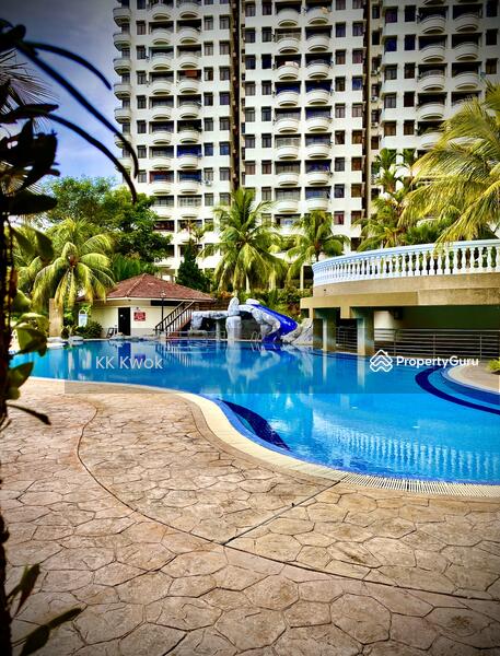 Kondominium untuk Dijual di Eden Seaview Condominium - KK Kwok - Pool - PropertyGuru.com.my