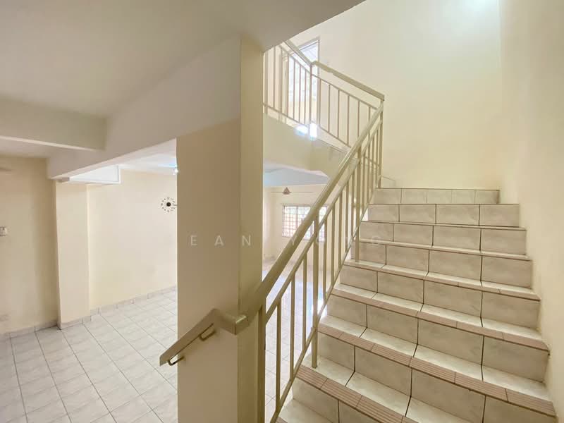 Rumah Teres 2 Tingkat untuk Dijual di Sungai Buloh (Selangor) - Sean Yong - Stairs - PropertyGuru.com.my