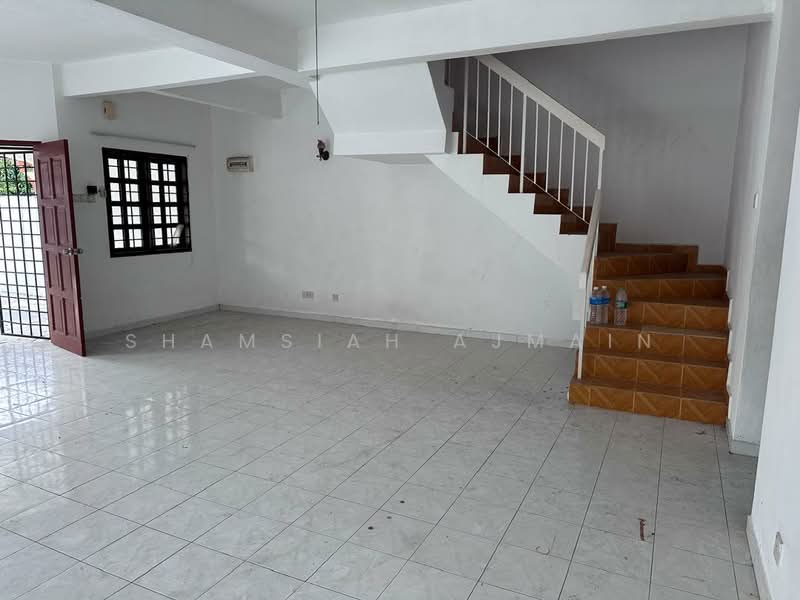 Semi-Detached House for Sale in Kawasan Perindustrian Balakong (Balakong) - SHAMSIAH AJMAIN - Living Room - PropertyGuru.com.my