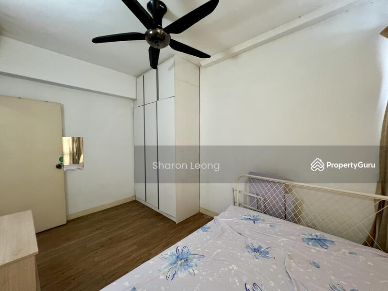 Middle Bedroom