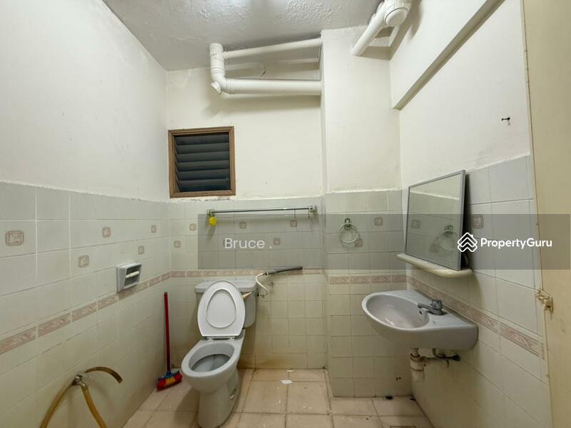 Kondominium untuk Dijual di Menara Alpha - Bruce . - Bathroom - PropertyGuru.com.my
