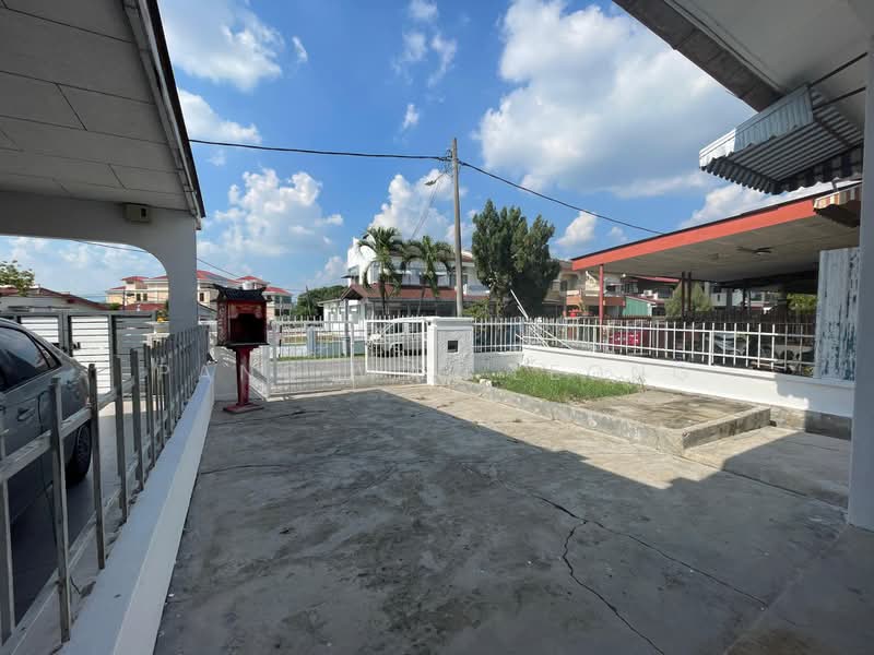 1-storey Terraced House for Sale in Taman Bukit Blossom (Seremban) - Pang Wai Leong - Car Porch - PropertyGuru.com.my