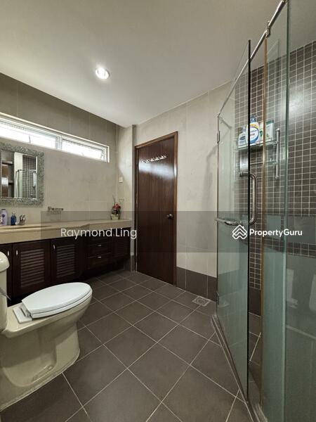 1st Floor Shared Bathroom