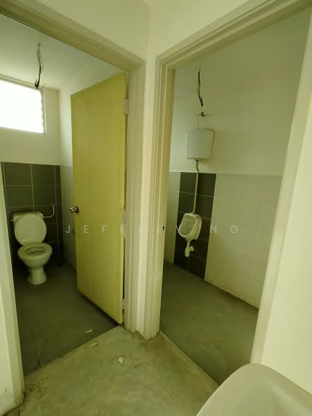 Shop for Sale in Hijauan Hills (Simpang Ampat) - Jeffrey Ng - Bathroom - PropertyGuru.com.my
