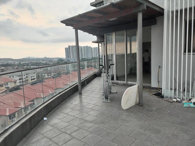 private garden / balcony