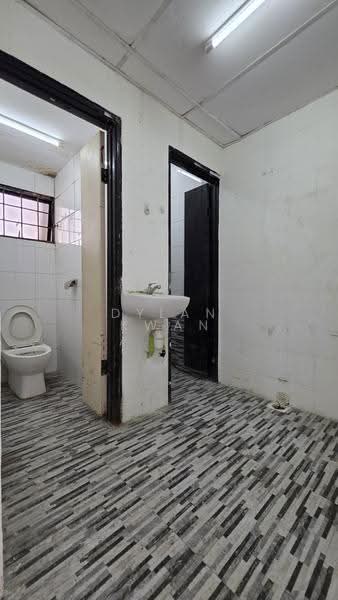 Shop for Rent in Jalan Klang Lama (Old Klang Road) (Kuala Lumpur) - Dylan Kwan - Bathroom - PropertyGuru.com.my