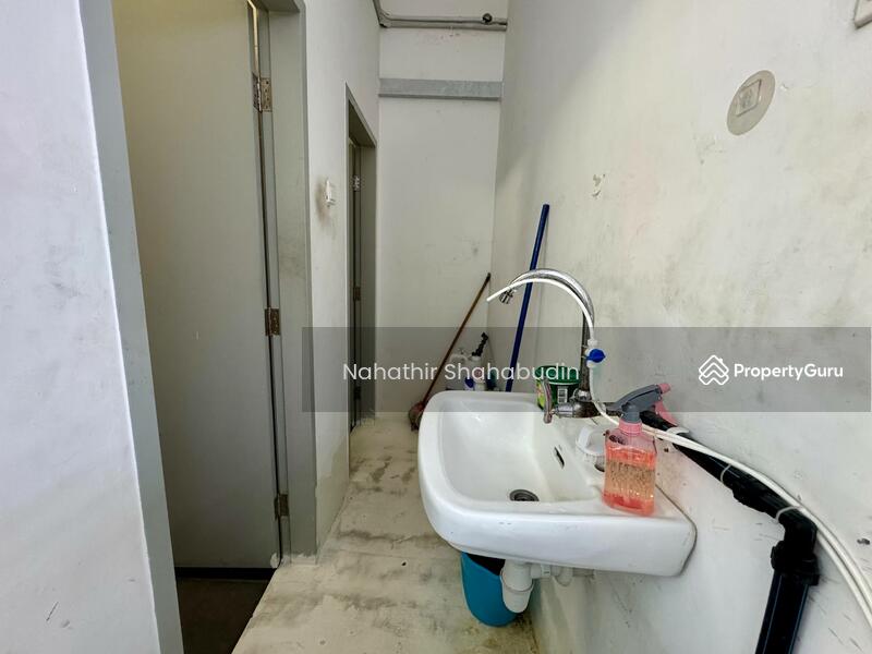 Shop for Sale in Saujana Utama (Puncak Alam) - Nahathir Shahabudin - Bathroom - PropertyGuru.com.my