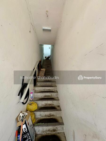 Shop for Sale in Saujana Utama (Puncak Alam) - Nahathir Shahabudin - Stairs - PropertyGuru.com.my