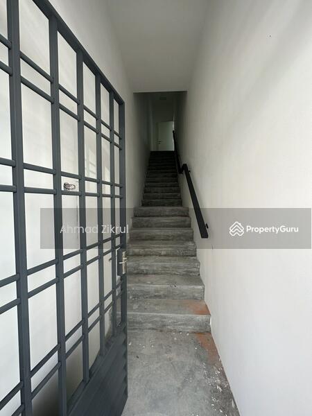 Kedai / Pejabat untuk Dijual di Bandar Universiti (Parit Raja) - Ahmad Zikrul - Stairs - PropertyGuru.com.my