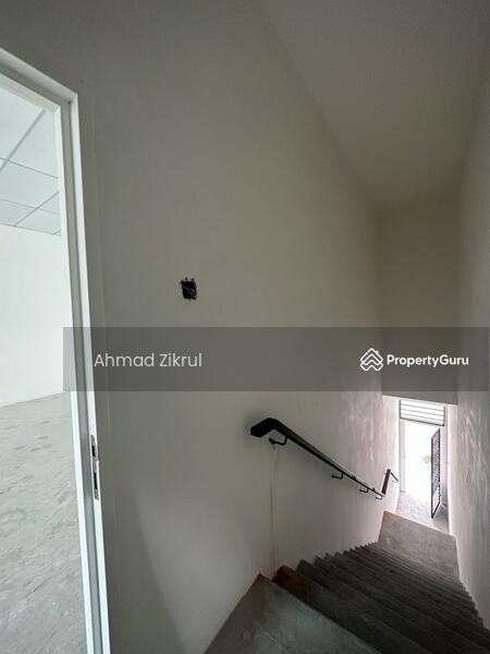 Kedai / Pejabat untuk Dijual di Bandar Universiti (Parit Raja) - Ahmad Zikrul - Stairs - PropertyGuru.com.my