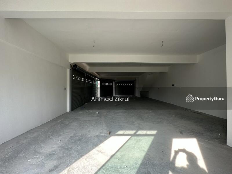 Kedai / Pejabat untuk Dijual di Bandar Universiti (Parit Raja) - Ahmad Zikrul - Car Park - PropertyGuru.com.my