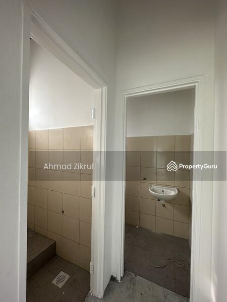 Kedai / Pejabat untuk Dijual di Bandar Universiti (Parit Raja) - Ahmad Zikrul - Bathroom - PropertyGuru.com.my