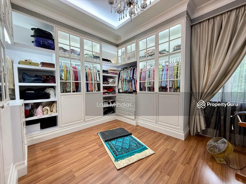 Walk-in Closet