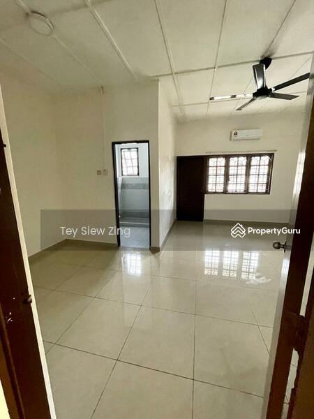Rumah Teres 2 Tingkat untuk Disewa di Taman Putra Indah (Seri Kembangan) - Tey Siew Zing - Living Room - PropertyGuru.com.my