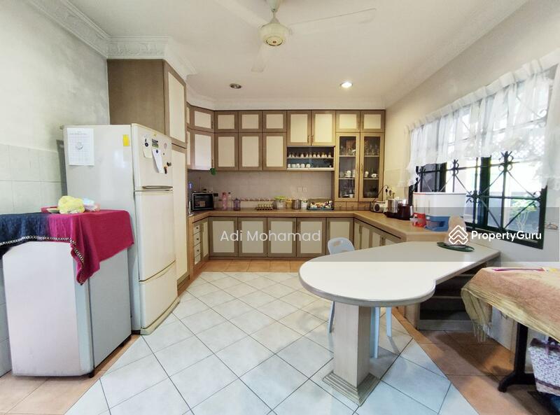 Spacious Dry Kitchen