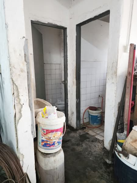 Shop / Office for Sale in Jalan Kebun (Klang) - Matthew Lim - Bathroom - PropertyGuru.com.my