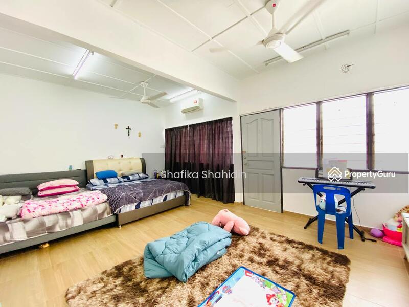 Rumah Teres untuk Dijual di Taman Selayang Utama (Selayang) - Shafika Shahidin - Master Bedroom - PropertyGuru.com.my