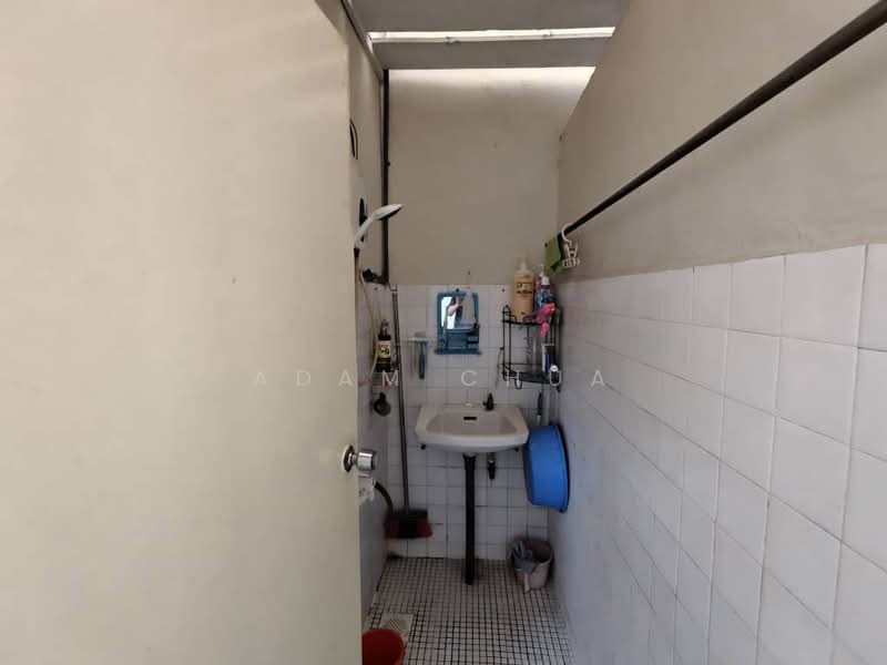 Shop for Sale in Kampung Makam (Kota Tinggi) - Adam Chua - Bathroom - PropertyGuru.com.my