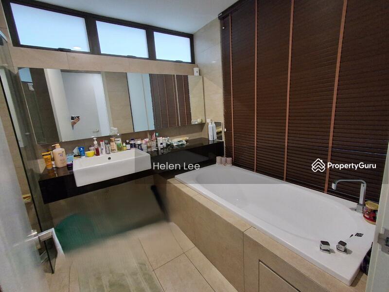 Master Bathroom w Bathtub