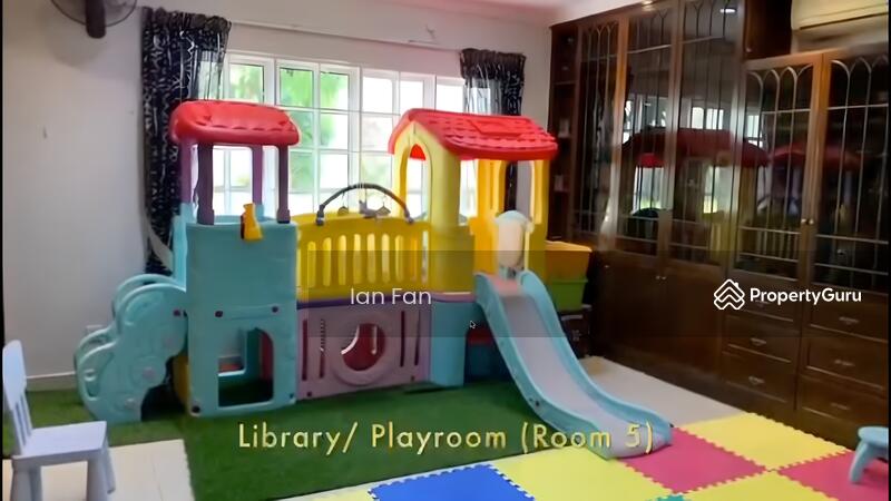 Bedroom 5 (library/playroom)
