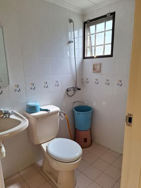 Pangsapuri untuk Dijual di Bunga Raya Apartment - Kim L. Law - Bathroom - PropertyGuru.com.my