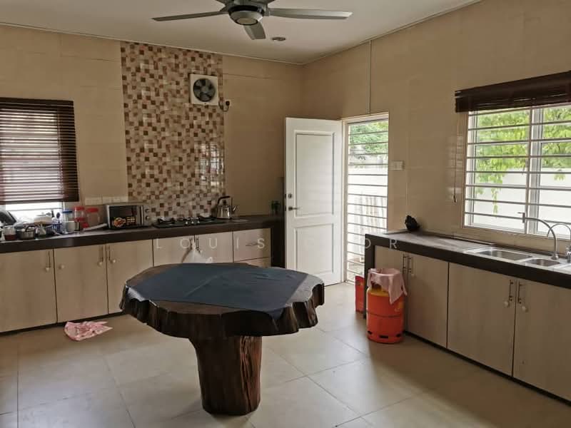Rumah Teres 2.5-Tingkat untuk Disewa di Seksyen 25 (Shah Alam) - Louis Chor - Kitchen - PropertyGuru.com.my