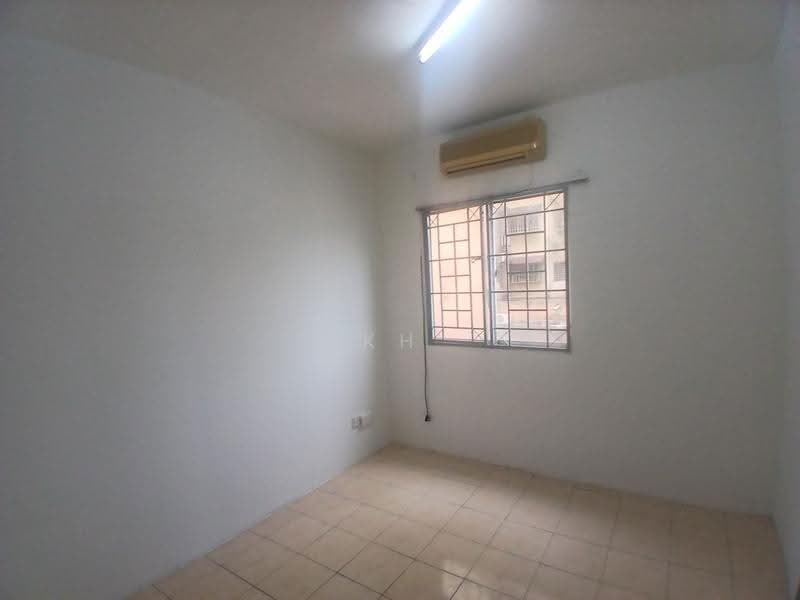 Pangsapuri untuk Dijual di Kinrara Putri - KH Khoo - Bedroom - PropertyGuru.com.my