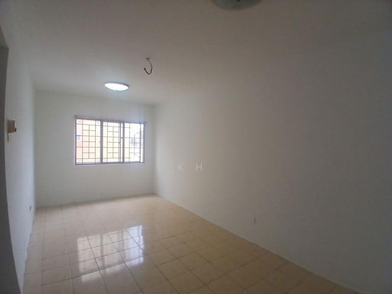 Pangsapuri untuk Dijual di Kinrara Putri - KH Khoo - Living Room - PropertyGuru.com.my