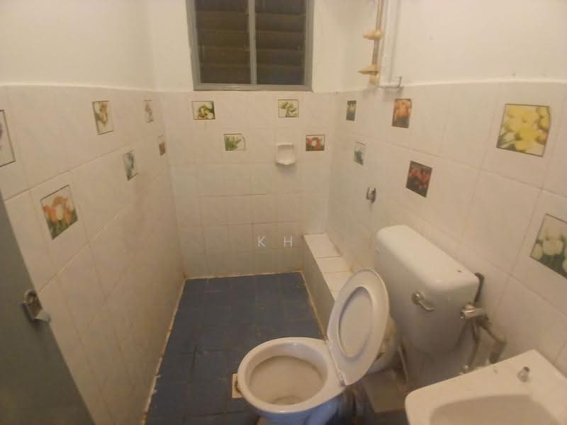 Pangsapuri untuk Dijual di Kinrara Putri - KH Khoo - Bathroom - PropertyGuru.com.my