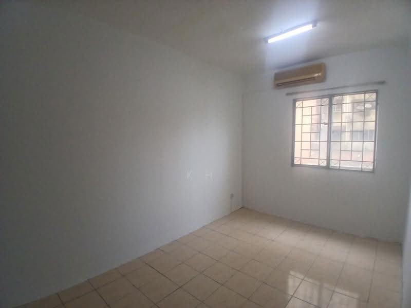 Pangsapuri untuk Dijual di Kinrara Putri - KH Khoo - Bedroom - PropertyGuru.com.my