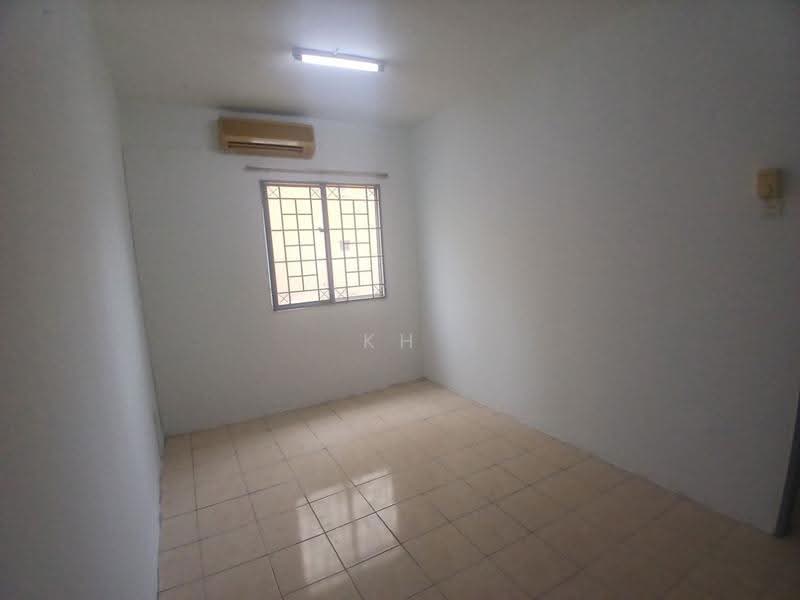 Pangsapuri untuk Dijual di Kinrara Putri - KH Khoo - Bedroom - PropertyGuru.com.my