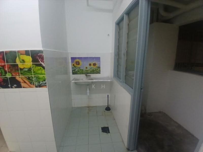 Pangsapuri untuk Dijual di Kinrara Putri - KH Khoo - Bathroom - PropertyGuru.com.my
