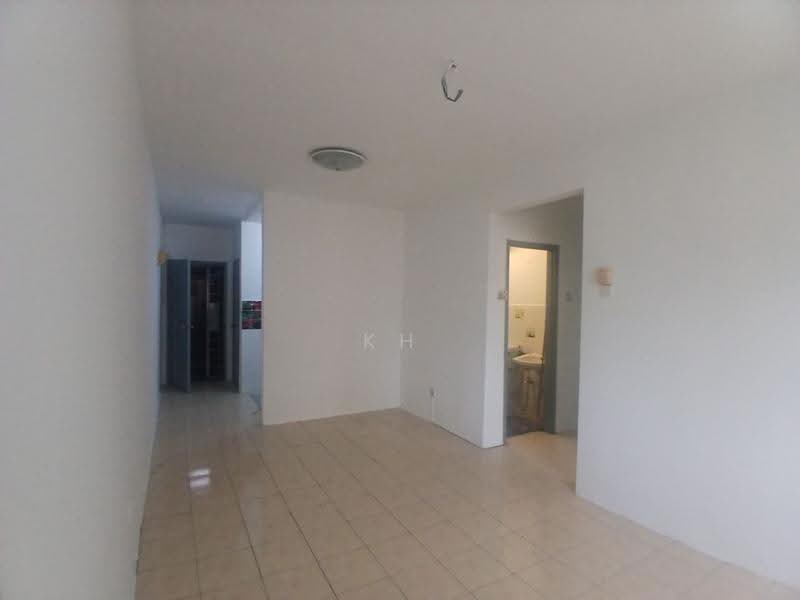 Pangsapuri untuk Dijual di Kinrara Putri - KH Khoo - Living Room - PropertyGuru.com.my