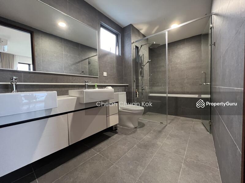 Master Bedroom's Bathroom