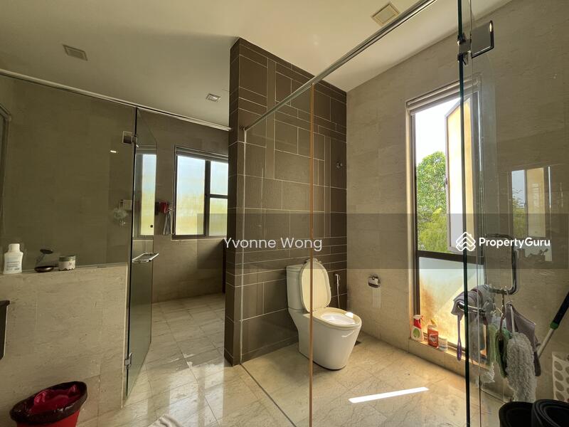 Master Bedroom bathroom