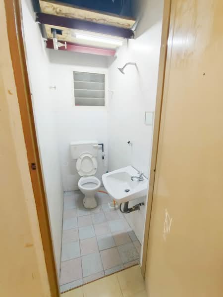 Rumah Flat untuk Dijual di Panorama Lapangan Perdana - Joseline . - Master room Toilet - PropertyGuru.com.my