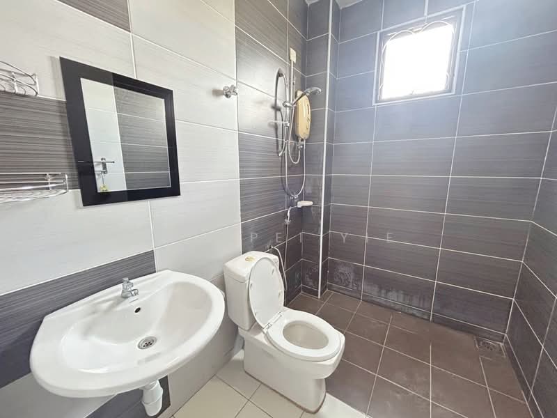 Semi-Detached House for Sale in Taman Nusa Intan (Senawang) - Goh Pei Yie - Bathroom - PropertyGuru.com.my