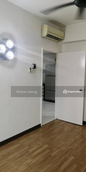 Middle Bedroom 