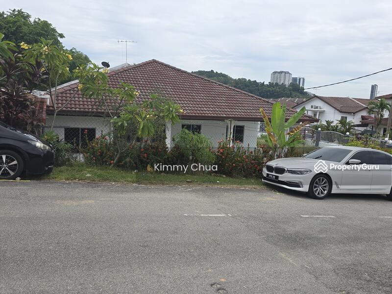 kawasan parking kereta kat depan rumah
