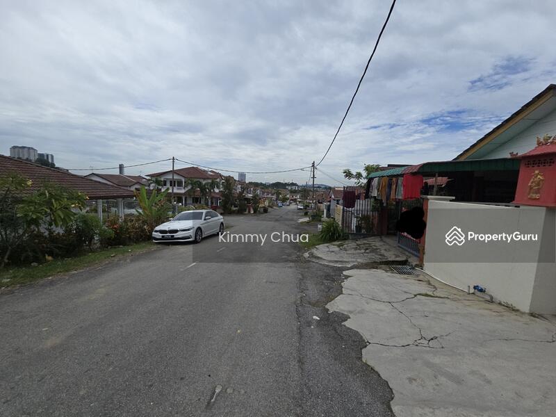 kawasan parking kereta kat depan rumah