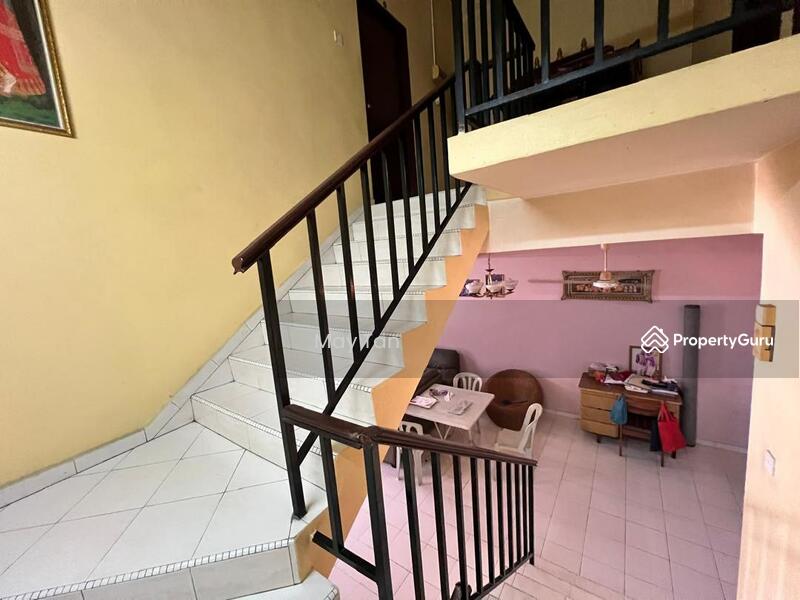 Rumah Teres 2 Tingkat untuk Dijual di Taman Bersatu (Kluang) - May Tan - Stairs - PropertyGuru.com.my
