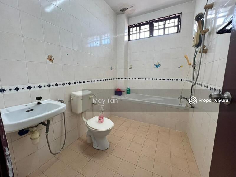 Rumah Teres 2 Tingkat untuk Dijual di Taman Bersatu (Kluang) - May Tan - Bathroom - PropertyGuru.com.my