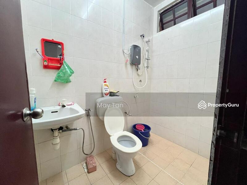 Rumah Teres 2 Tingkat untuk Dijual di Taman Bersatu (Kluang) - May Tan - Bathroom - PropertyGuru.com.my