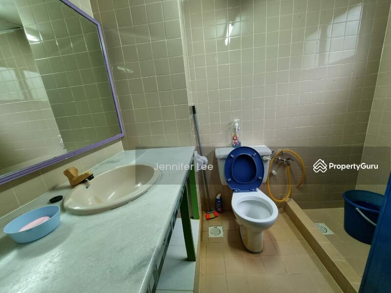 Pangsapuri untuk Dijual di Bayu Emas Apartments - Jennifer Lee - Bathroom - PropertyGuru.com.my