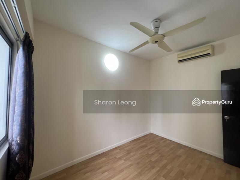 Middle Bedroom