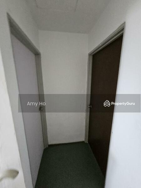 2 rooms door face to face