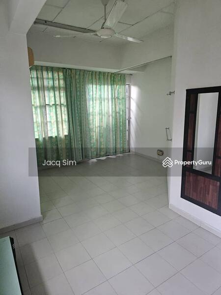 3-storey Terraced House for Sale in Taman Tampoi (Tampoi) - Jacq Sim - Living Room - PropertyGuru.com.my