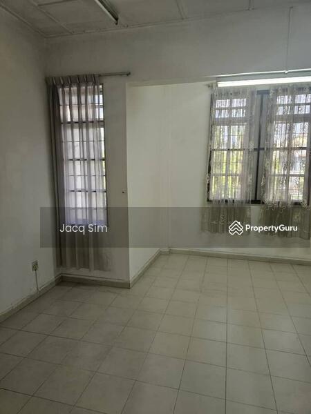 3-storey Terraced House for Sale in Taman Tampoi (Tampoi) - Jacq Sim - Living Room - PropertyGuru.com.my
