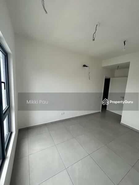 Master Bedroom (View 2)